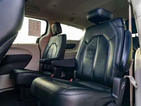 Used 2021 Chrysler Pacifica Touring-L image 17