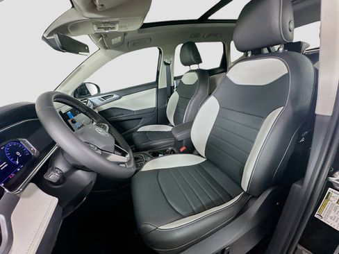 Certified 2025 Volkswagen Taos SEL image 15