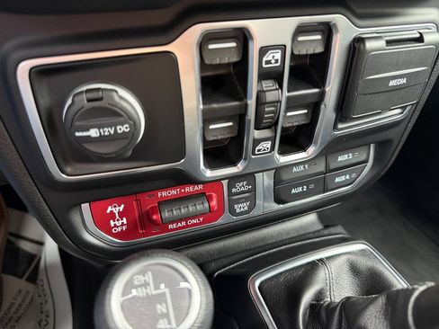Used 2024 Jeep Wrangler Unlimited Rubicon w/ Convenience Group AWD/4WD image 36