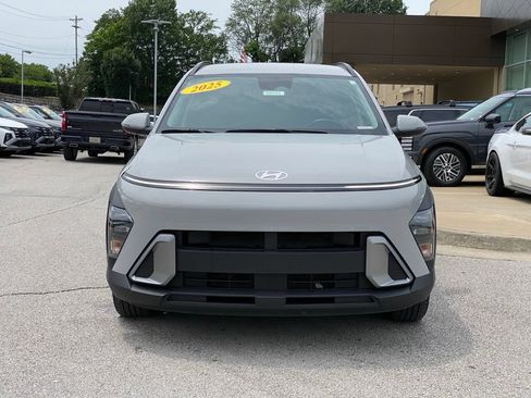 Used 2025 Hyundai Kona SEL FWD image 2