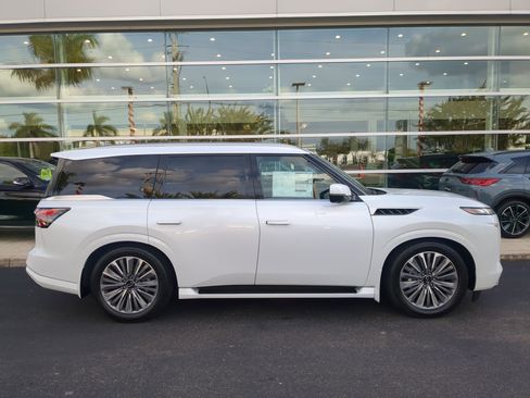 New 2026 INFINITI QX80 Luxe image 3