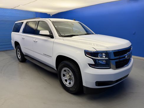 Used 2015 Chevrolet Suburban 4WD image 2