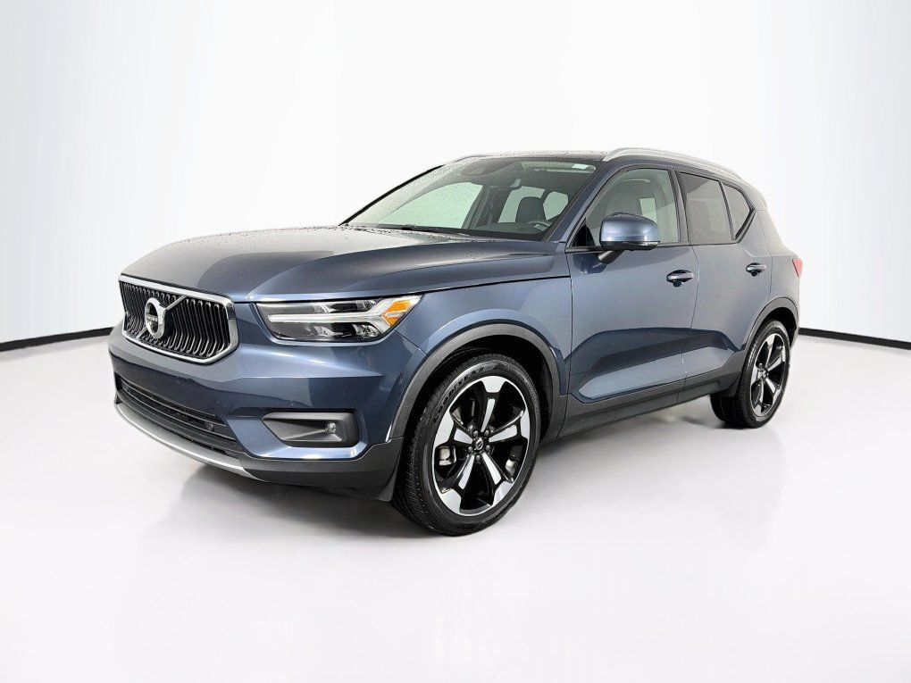 Used 2022 Volvo XC40 T5 Momentum w/ Premium Package AWD/4WD image 3