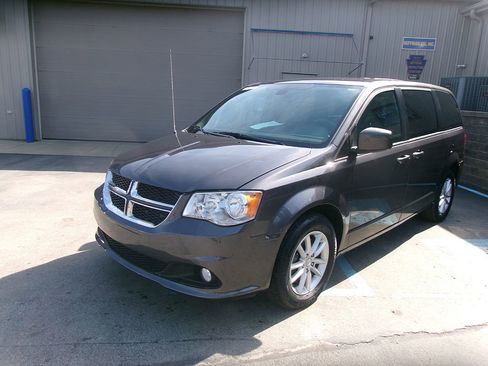 Used 2020 Dodge Grand Caravan SE FWD image 1