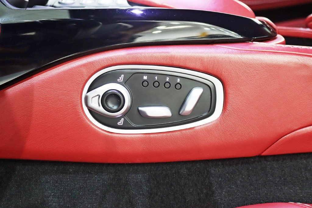 Used 2019 Aston Martin V8 Vantage Coupe RWD image 25