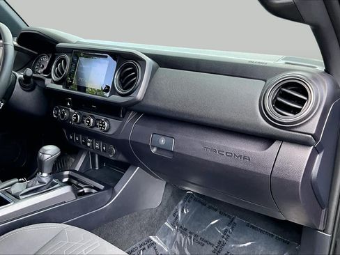Used 2018 Toyota Tacoma TRD Off-Road w/ Technology Package AWD/4WD image 18