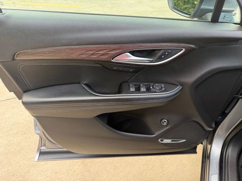 Used 2021 Buick Envision Avenir w/ Technology Package II image 9