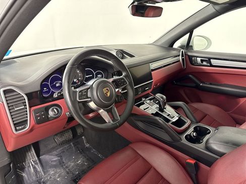 Certified 2022 Porsche Cayenne Platinum Edition image 4