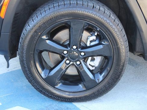 Used 2023 Jeep Grand Cherokee L Laredo image 8