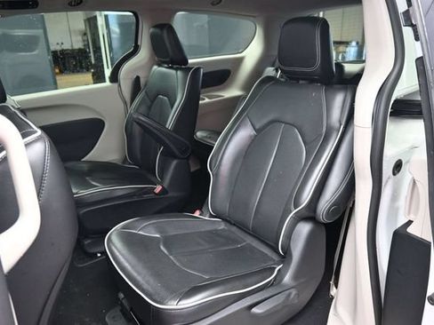 Used 2023 Chrysler Pacifica Limited FWD image 15