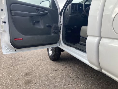 Used 2007 GMC Sierra 2500 W/T w/ Snow Plow Prep Package image 8