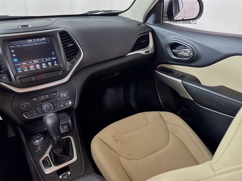 Used 2017 Jeep Cherokee Latitude w/ Safety/Convenience Group image 22