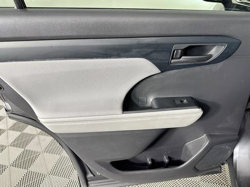 Used 2023 Toyota Highlander L image 25