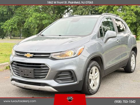 Used 2019 Chevrolet Trax LT w/ LT Convenience Package FWD image 2