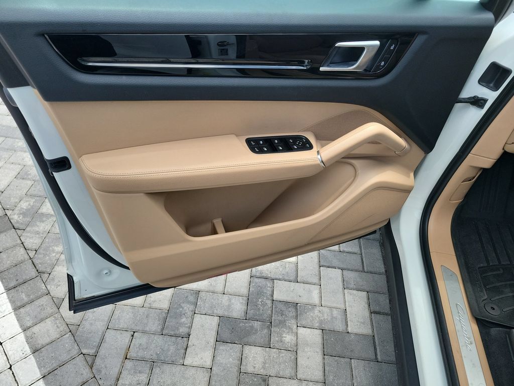 Used 2022 Porsche Cayenne AWD/4WD image 23