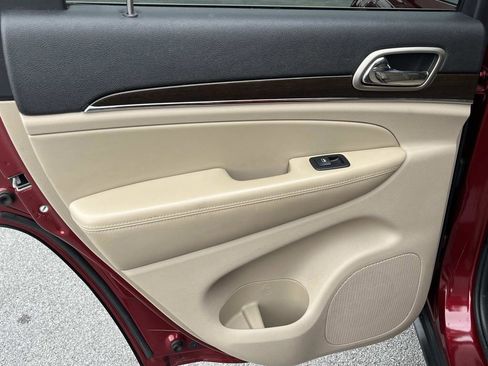 Used 2015 Jeep Grand Cherokee Limited w/ Luxury Group II image 16