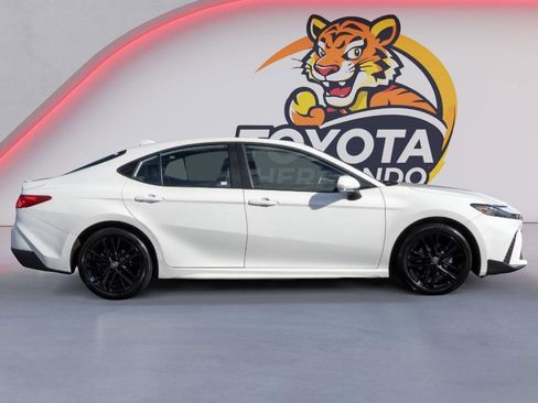 Used 2025 Toyota Camry SE image 4