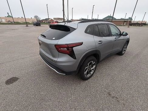 Used 2025 Chevrolet Trax LT w/ LT Convenience Package image 5