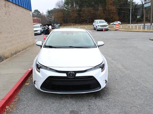 Used 2023 Toyota Corolla LE image 2