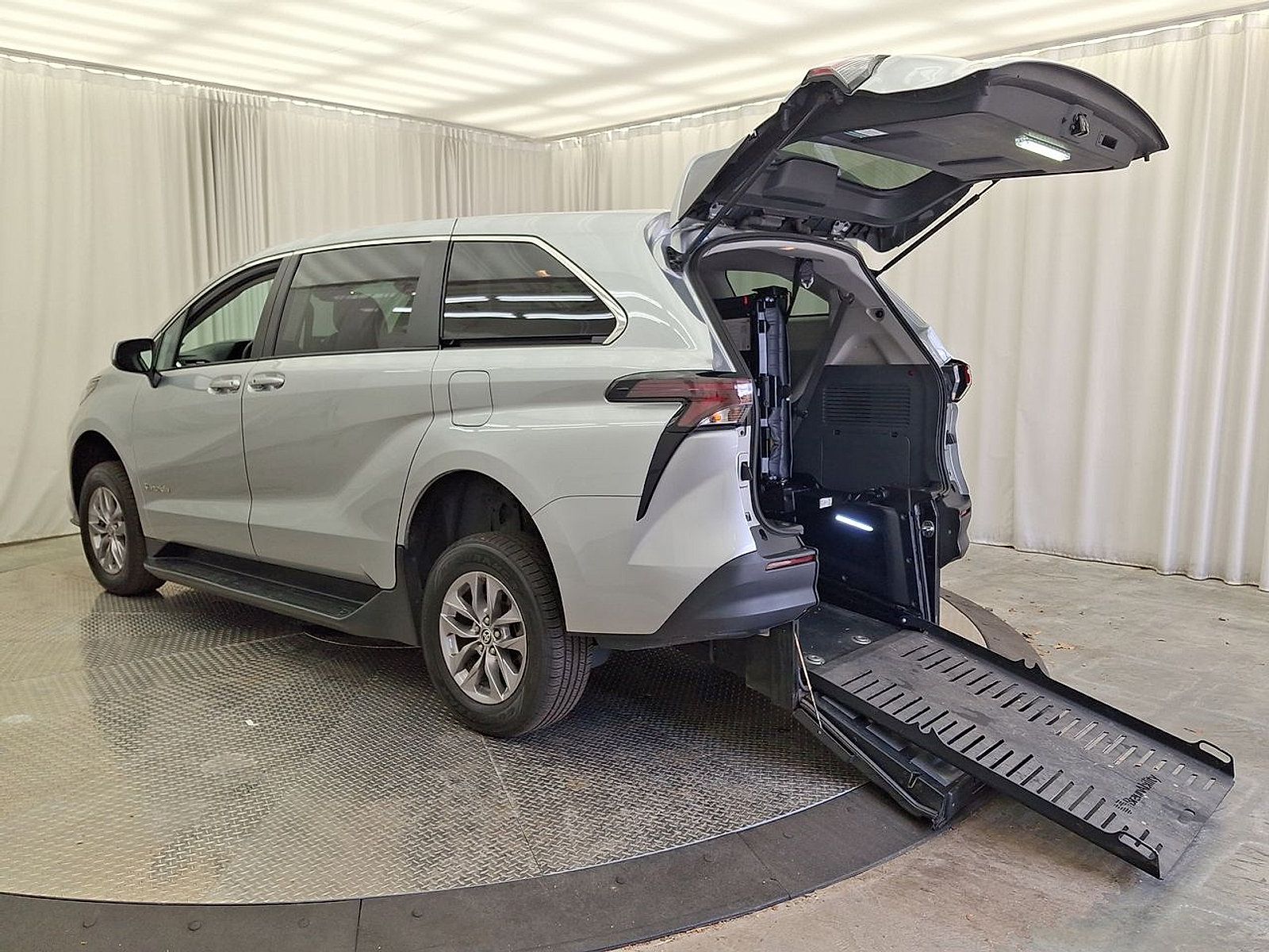 Used 2024 Toyota Sienna LE FWD image 25