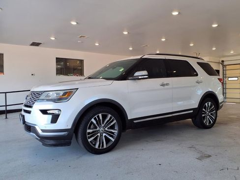 Used 2019 Ford Explorer Platinum AWD/4WD image 2