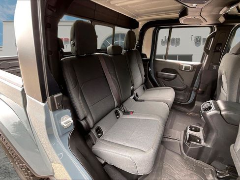 Certified 2025 Jeep Gladiator Sport AWD/4WD image 24