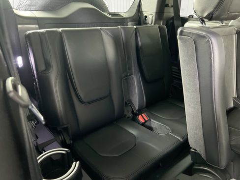 Used 2020 Land Rover Defender 110 SE image 28