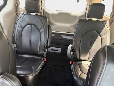 Used 2018 Chrysler Pacifica Limited FWD image 12