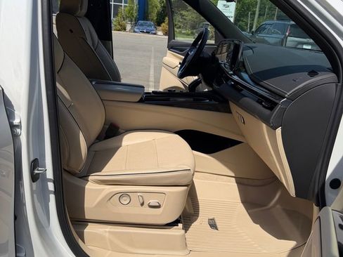 Used 2024 Cadillac Escalade Premium Luxury AWD/4WD image 9