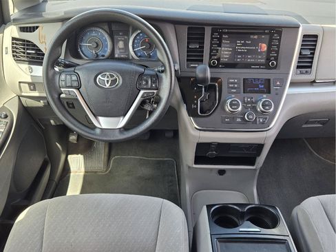 Used 2018 Toyota Sienna LE FWD image 24