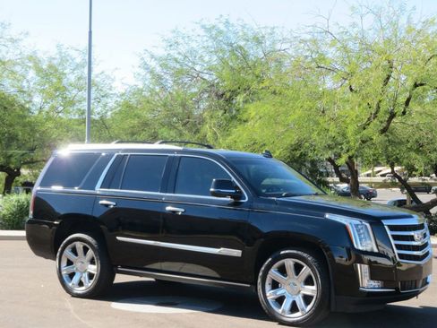 Used 2017 Cadillac Escalade Premium Luxury image 4