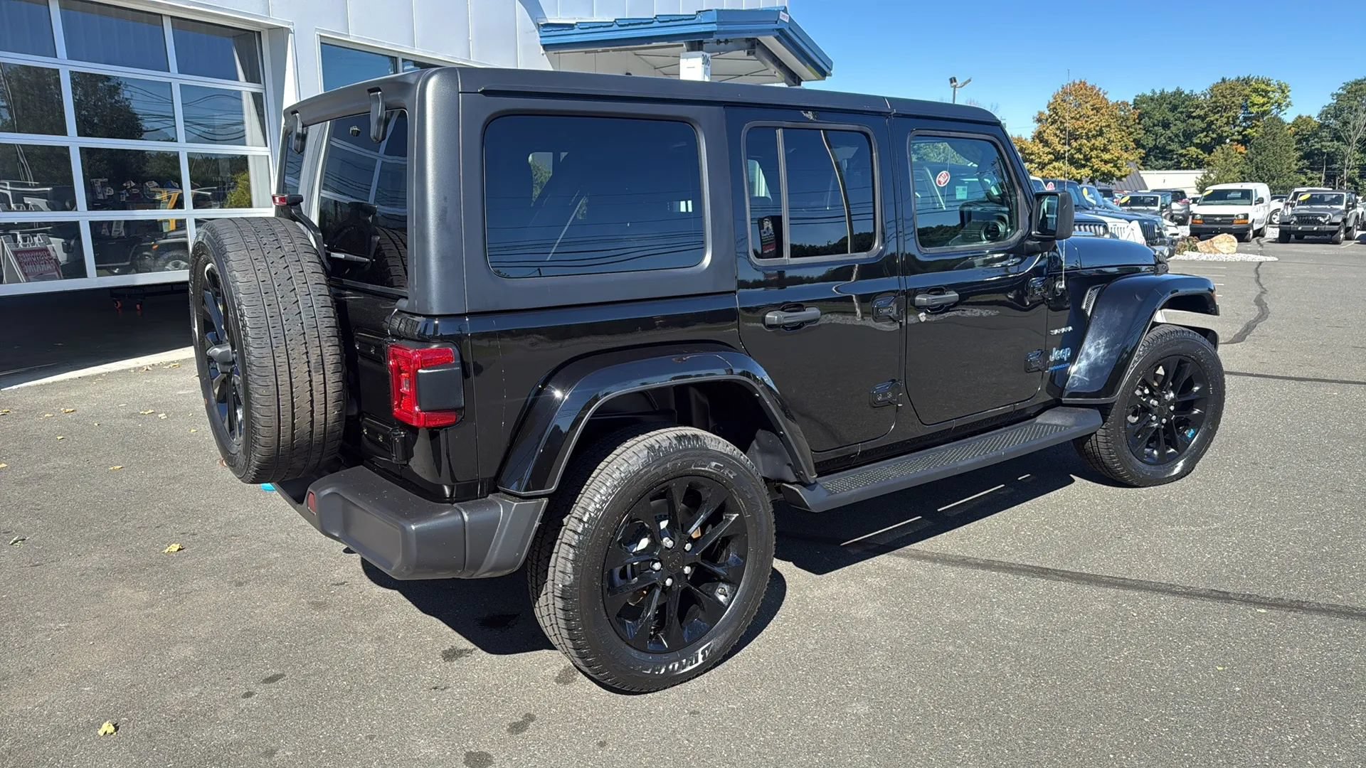 Used 2023 Jeep Wrangler Unlimited Sahara w/ Cold Weather Group AWD/4WD image 12