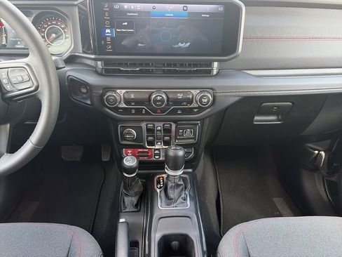 Used 2025 Jeep Wrangler Unlimited Rubicon image 15