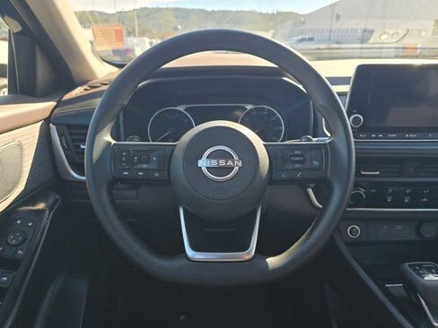 Used 2023 Nissan Rogue S image 11