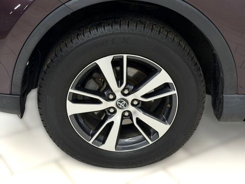 Used 2018 Toyota RAV4 XLE AWD/4WD image 10