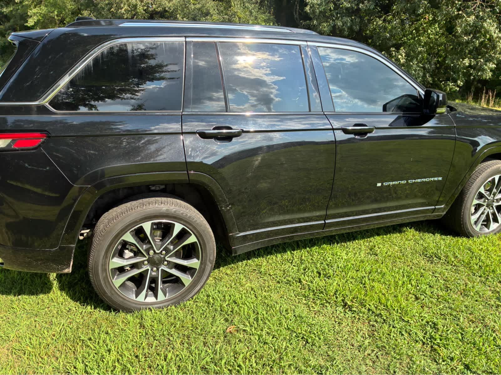 Used 2023 Jeep Grand Cherokee Overland w/ Luxury Tech Group IV AWD/4WD image 18