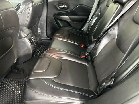 Certified 2019 Jeep Cherokee Latitude Plus w/ Cold Weather Group image 16