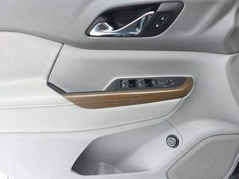 Used 2018 GMC Acadia SLE FWD image 18