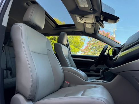 Used 2017 Toyota Highlander XLE FWD image 30