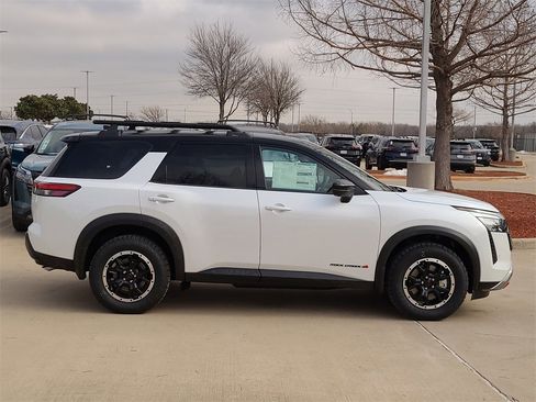 New 2026 Nissan Pathfinder SV image 4