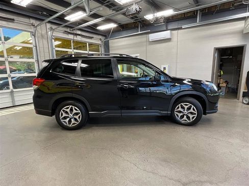 Used 2024 Subaru Forester Premium AWD/4WD image 6