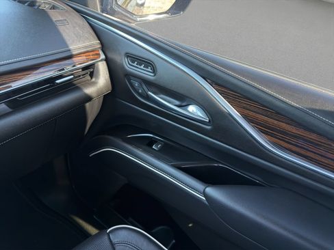 Used 2022 Cadillac Escalade ESV Premium Luxury AWD/4WD image 17