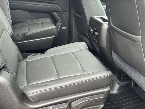 Used 2021 Chevrolet Tahoe Z71 w/ Z71 Off-Road Package AWD/4WD image 21