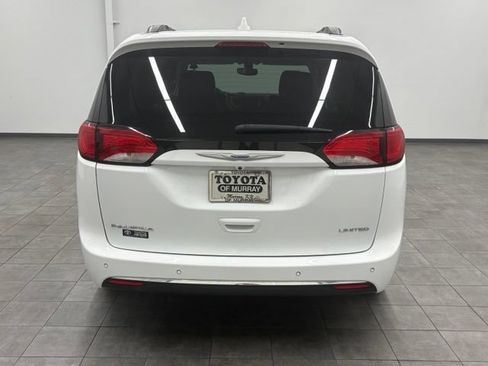Used 2018 Chrysler Pacifica Limited w/ Tire & Wheel Group FWD image 3