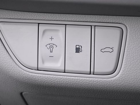 Used 2025 Genesis G70 2.5T image 24