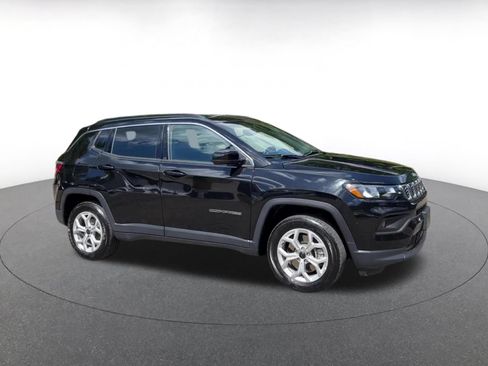 Used 2025 Jeep Compass Latitude AWD/4WD image 2