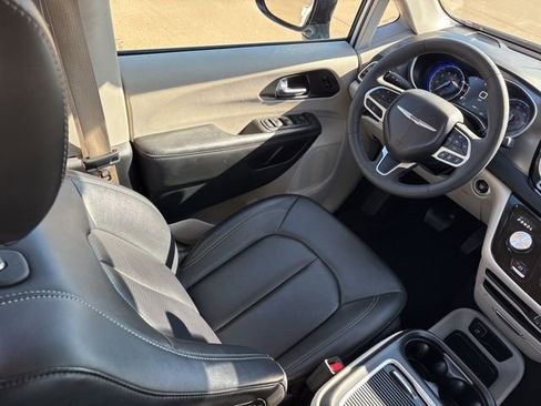 Used 2024 Chrysler Pacifica Touring-L image 16