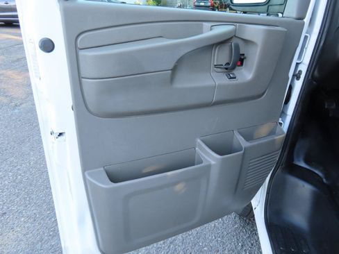 Used 2015 Chevrolet Express 2500 RWD image 9