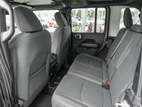 Used 2025 Jeep Wrangler Unlimited Sahara AWD/4WD image 33