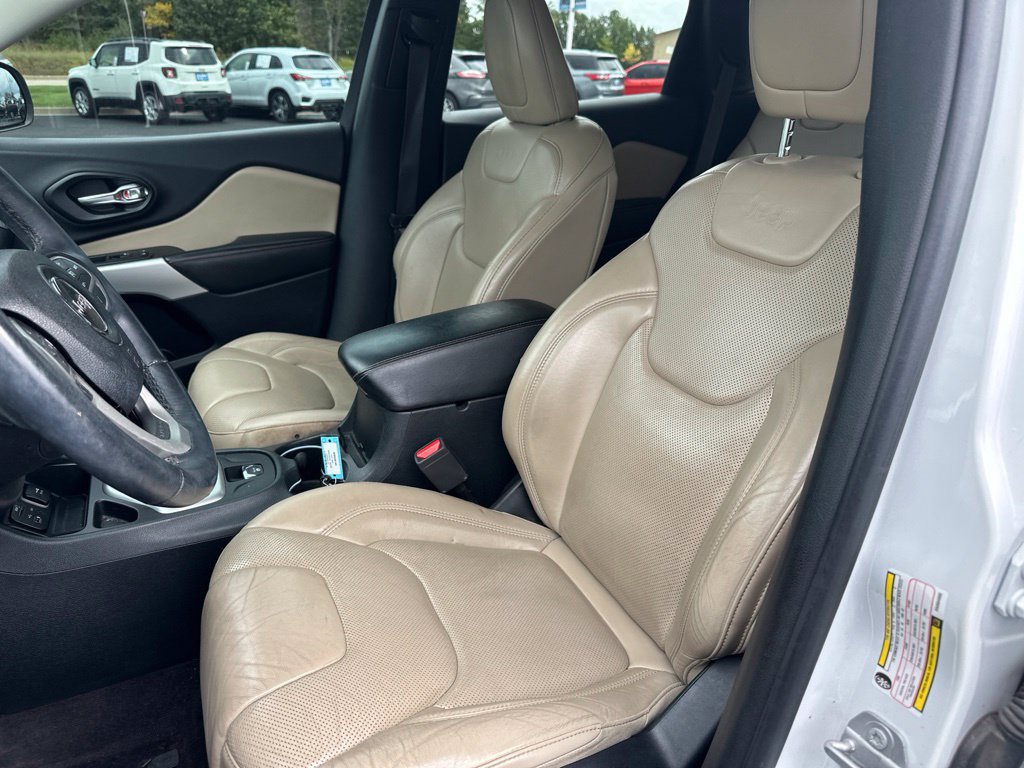 Used 2017 Jeep Cherokee Limited w/ Luxury Group FWD image 3